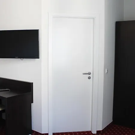 Hotel Aariana 3*